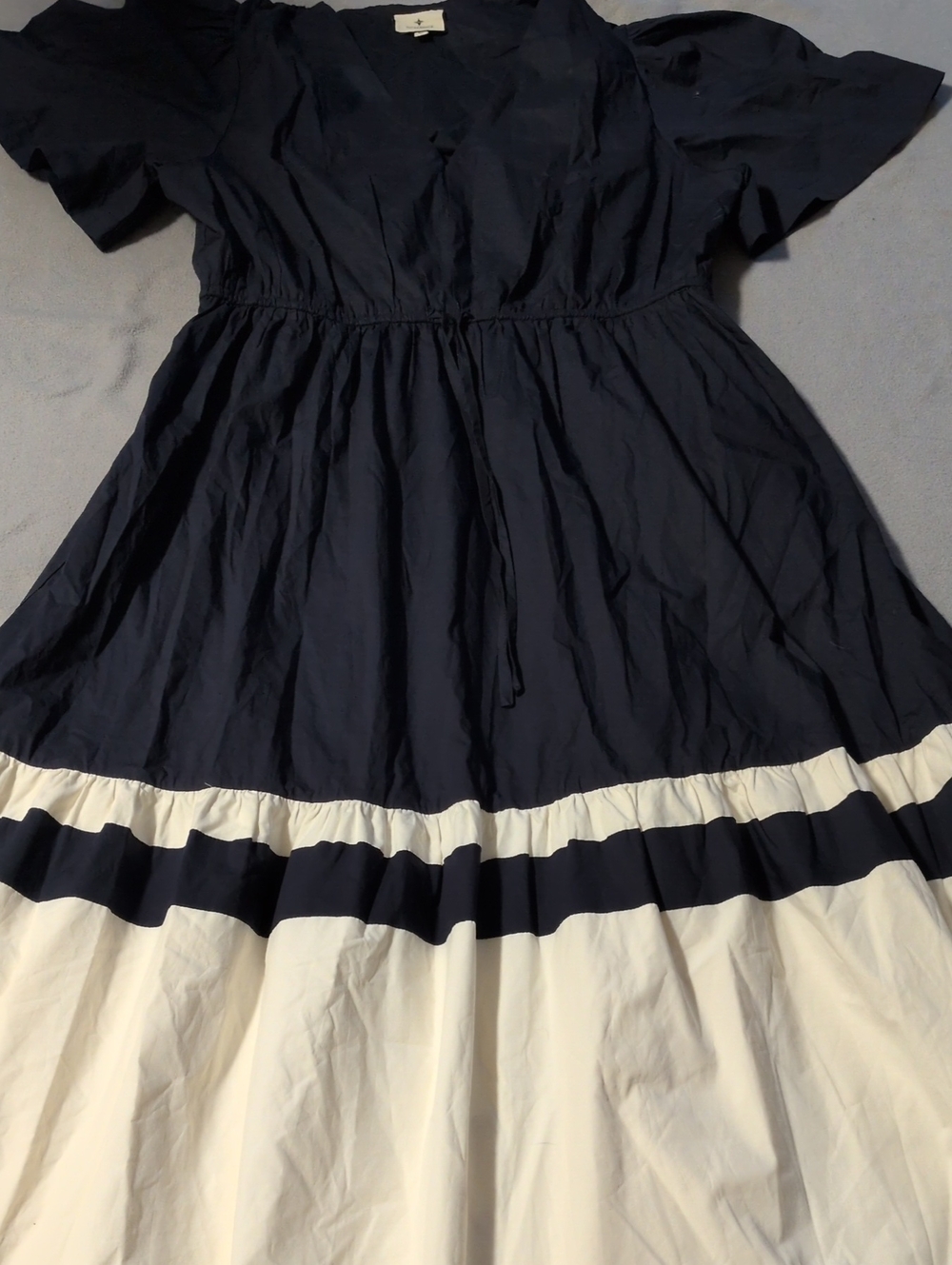 Tuckernuck Navy and Cream V-Neck Midi Dress with Puff Sleeves - Picture 4 of 12